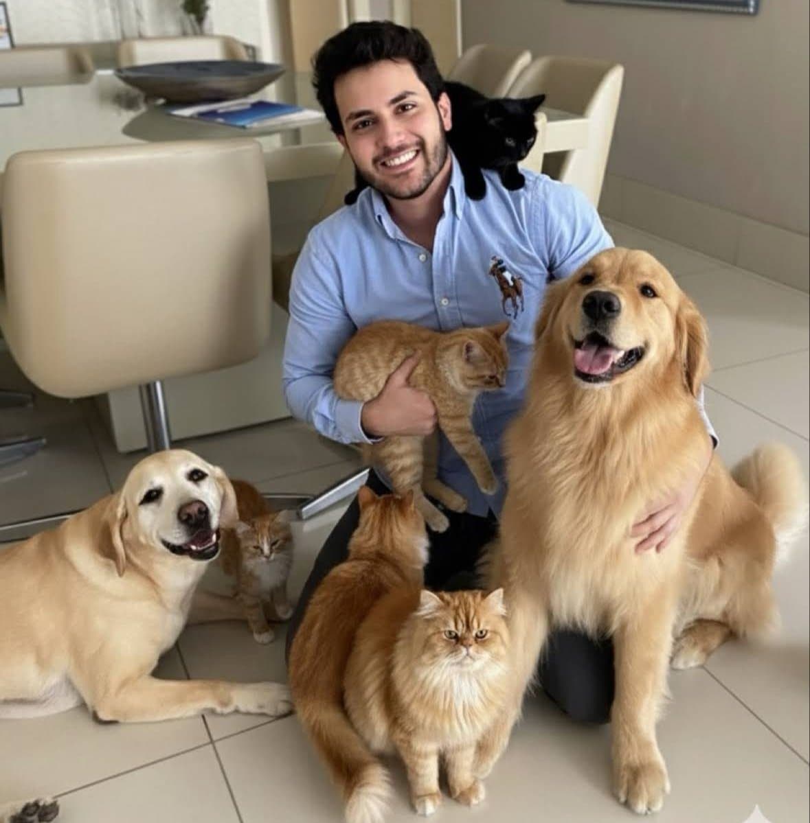 Dr. Bertoloni sorrindo rodeado de cães e gatos